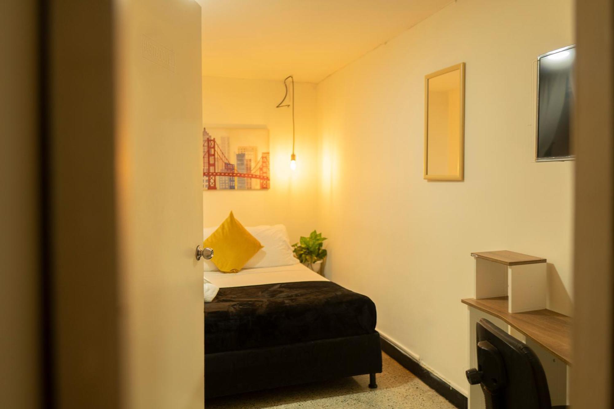 Africa House-Casa Hotel Laureles-La70 Медельин Экстерьер фото