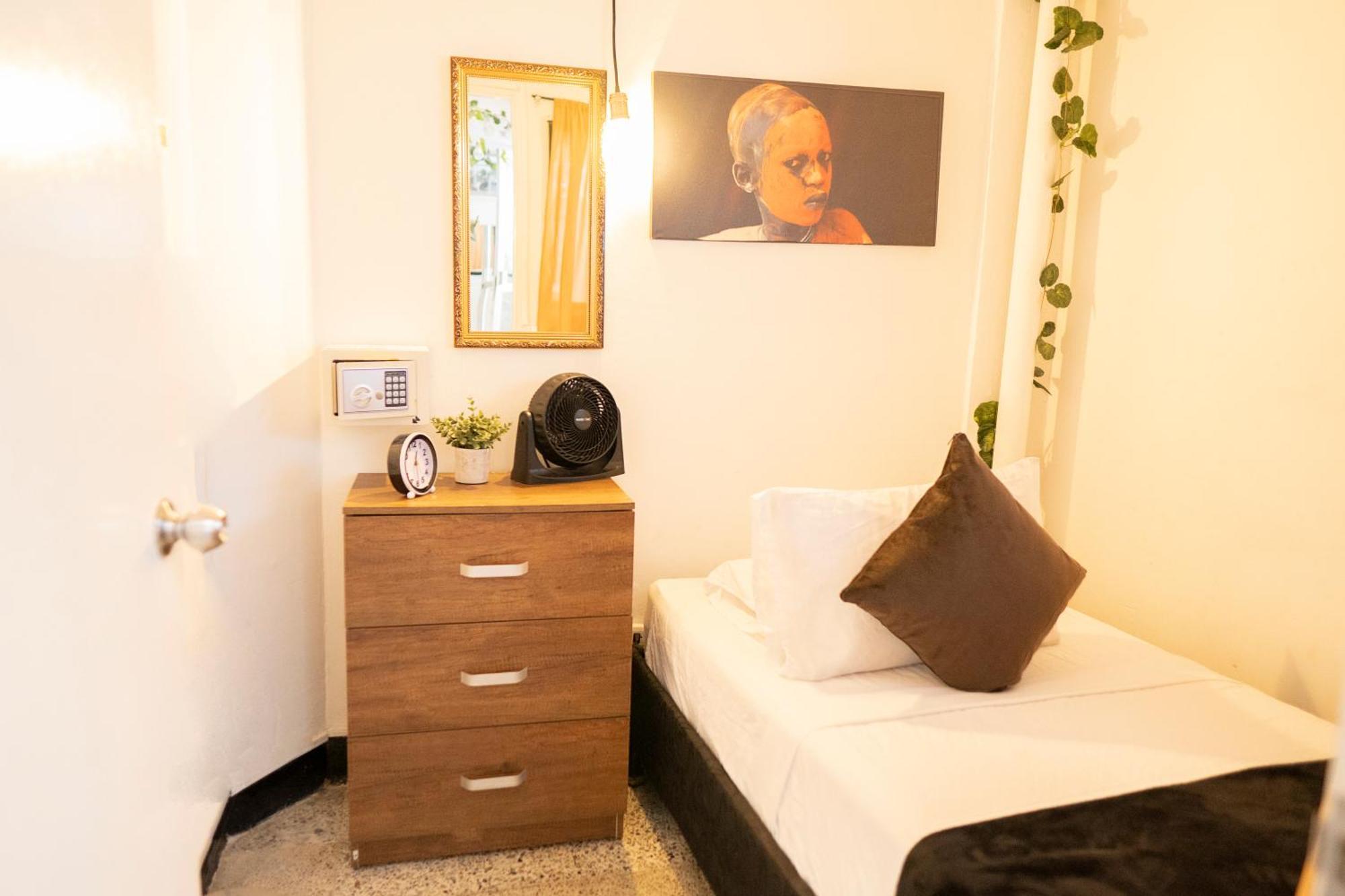 Africa House-Casa Hotel Laureles-La70 Медельин Экстерьер фото