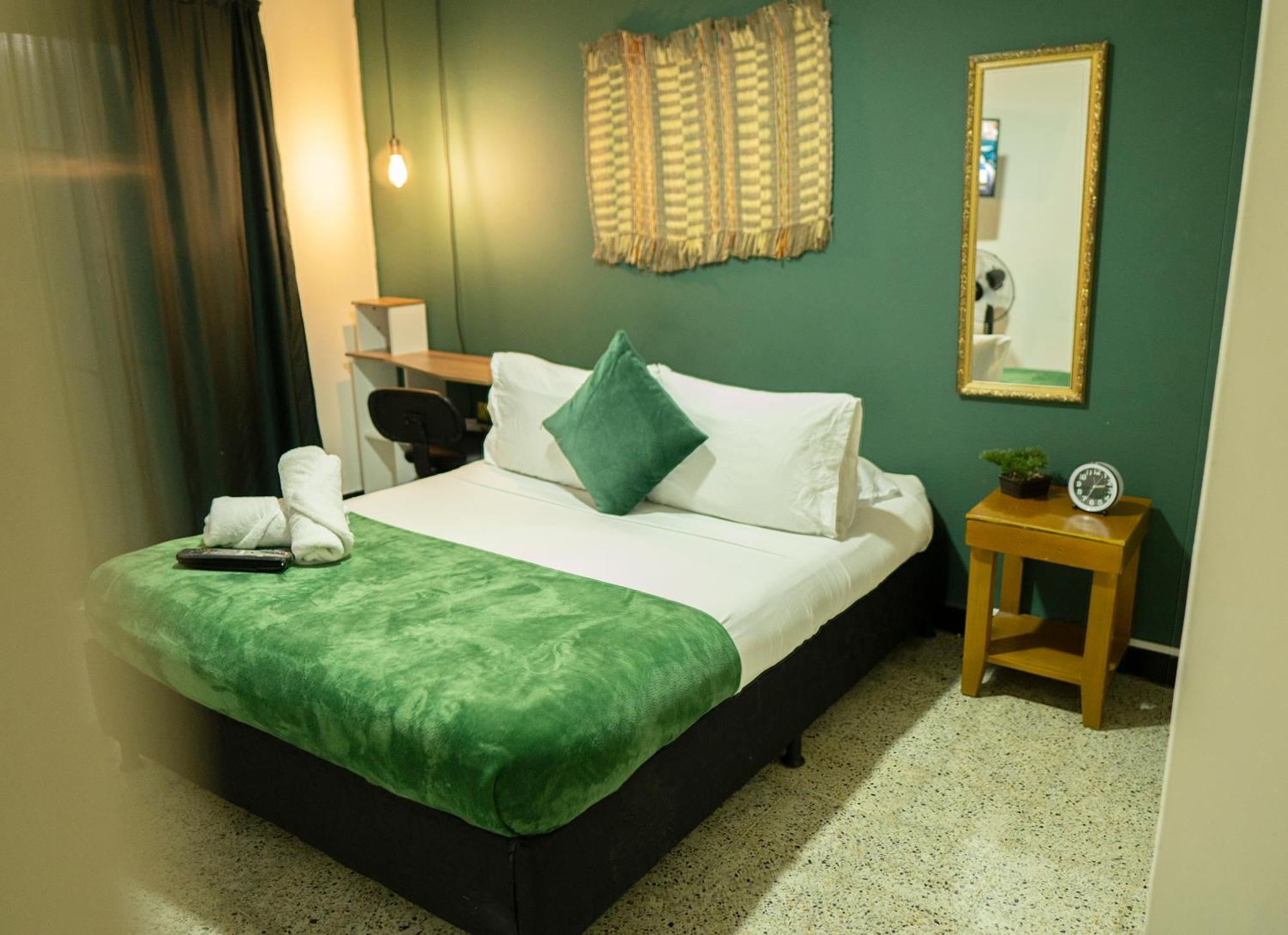 Africa House-Casa Hotel Laureles-La70 Медельин Экстерьер фото