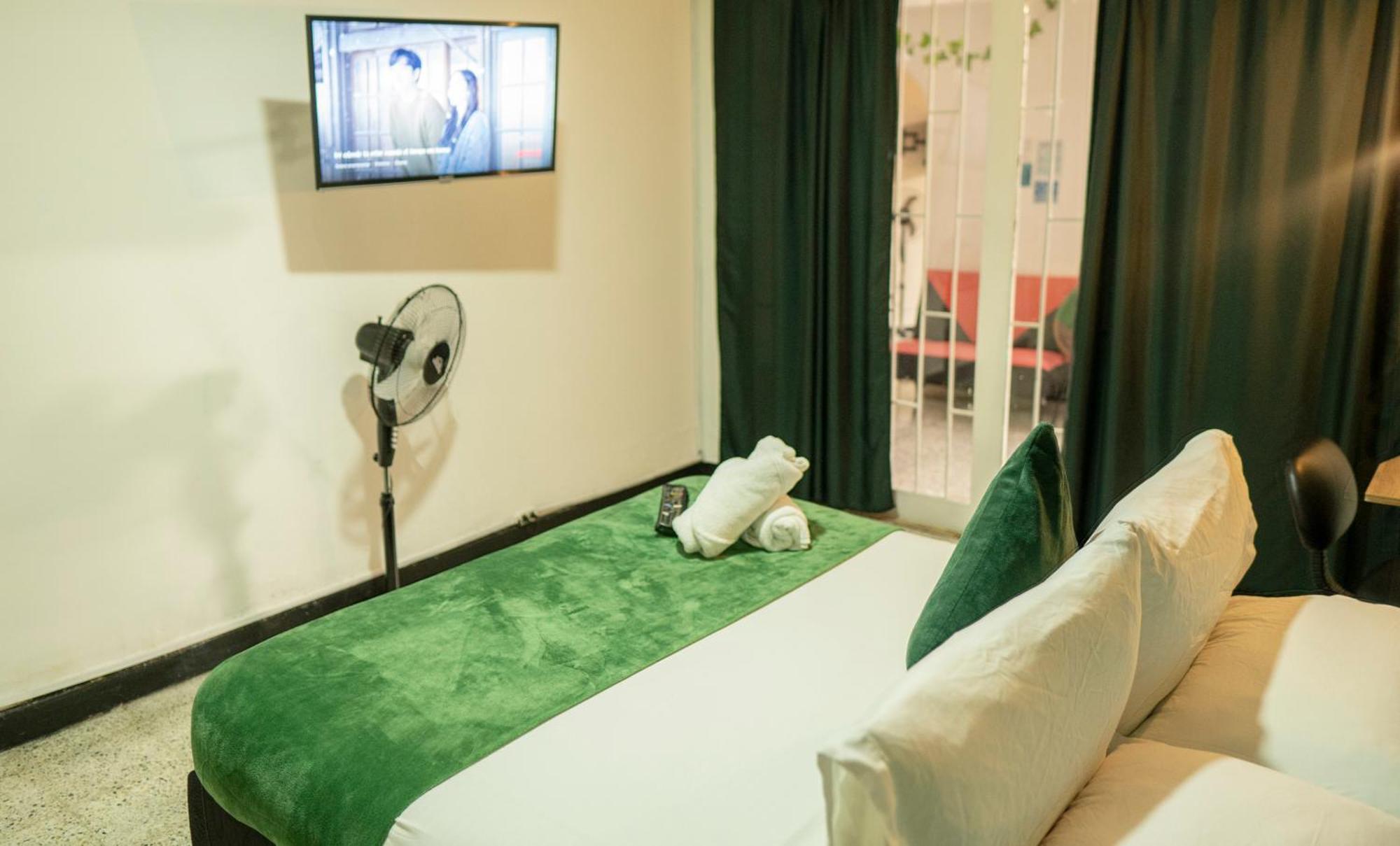 Africa House-Casa Hotel Laureles-La70 Медельин Экстерьер фото