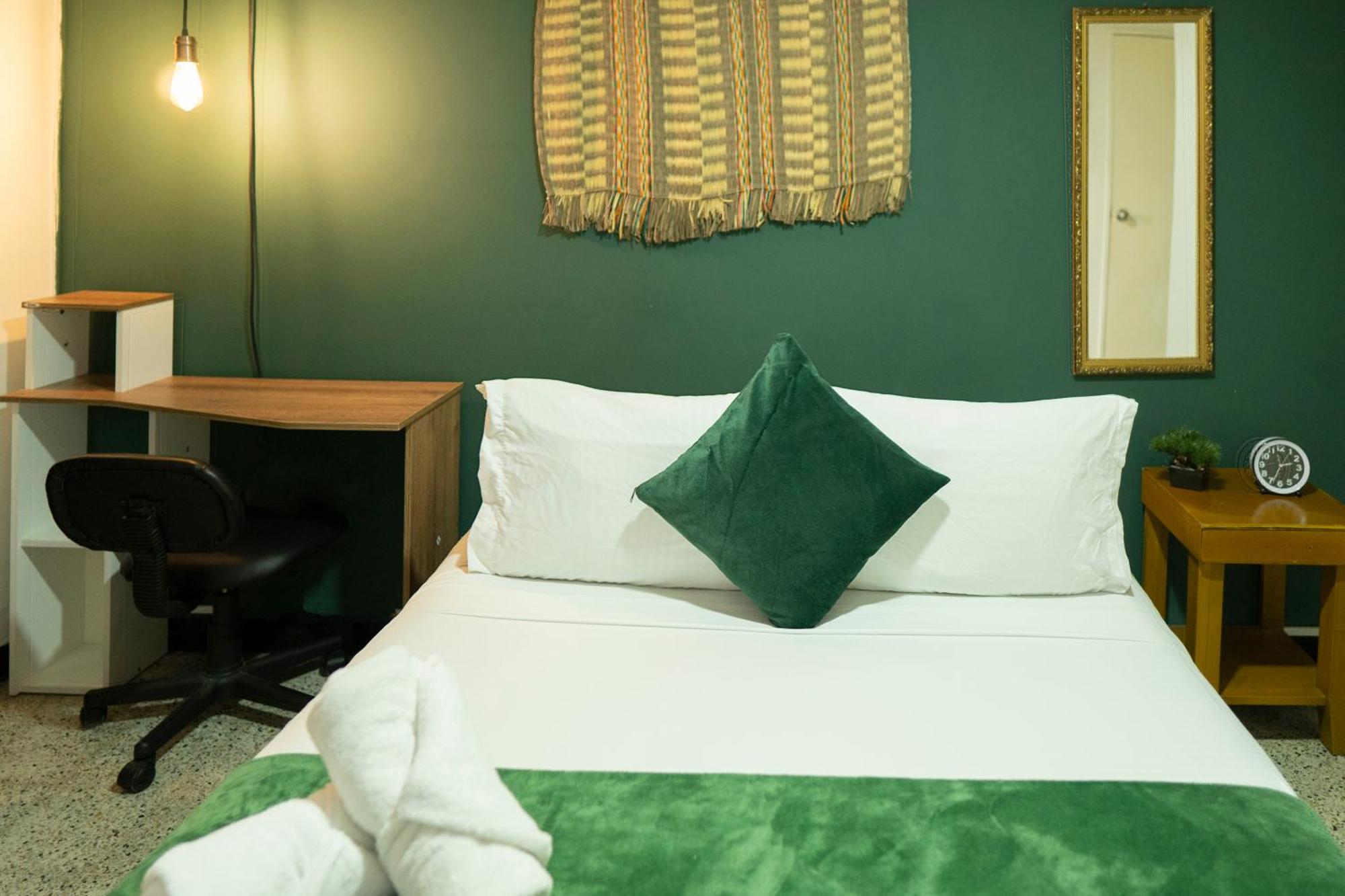 Africa House-Casa Hotel Laureles-La70 Медельин Экстерьер фото