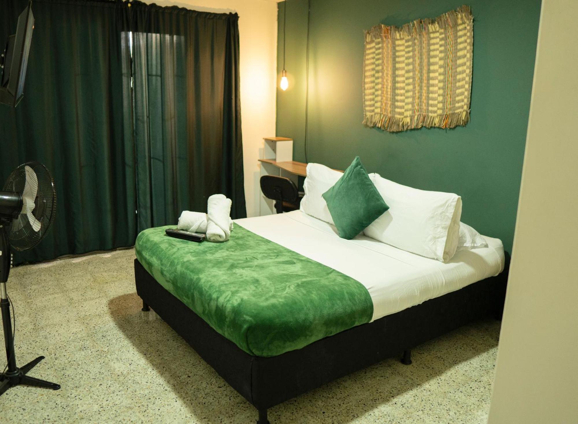 Africa House-Casa Hotel Laureles-La70 Медельин Экстерьер фото