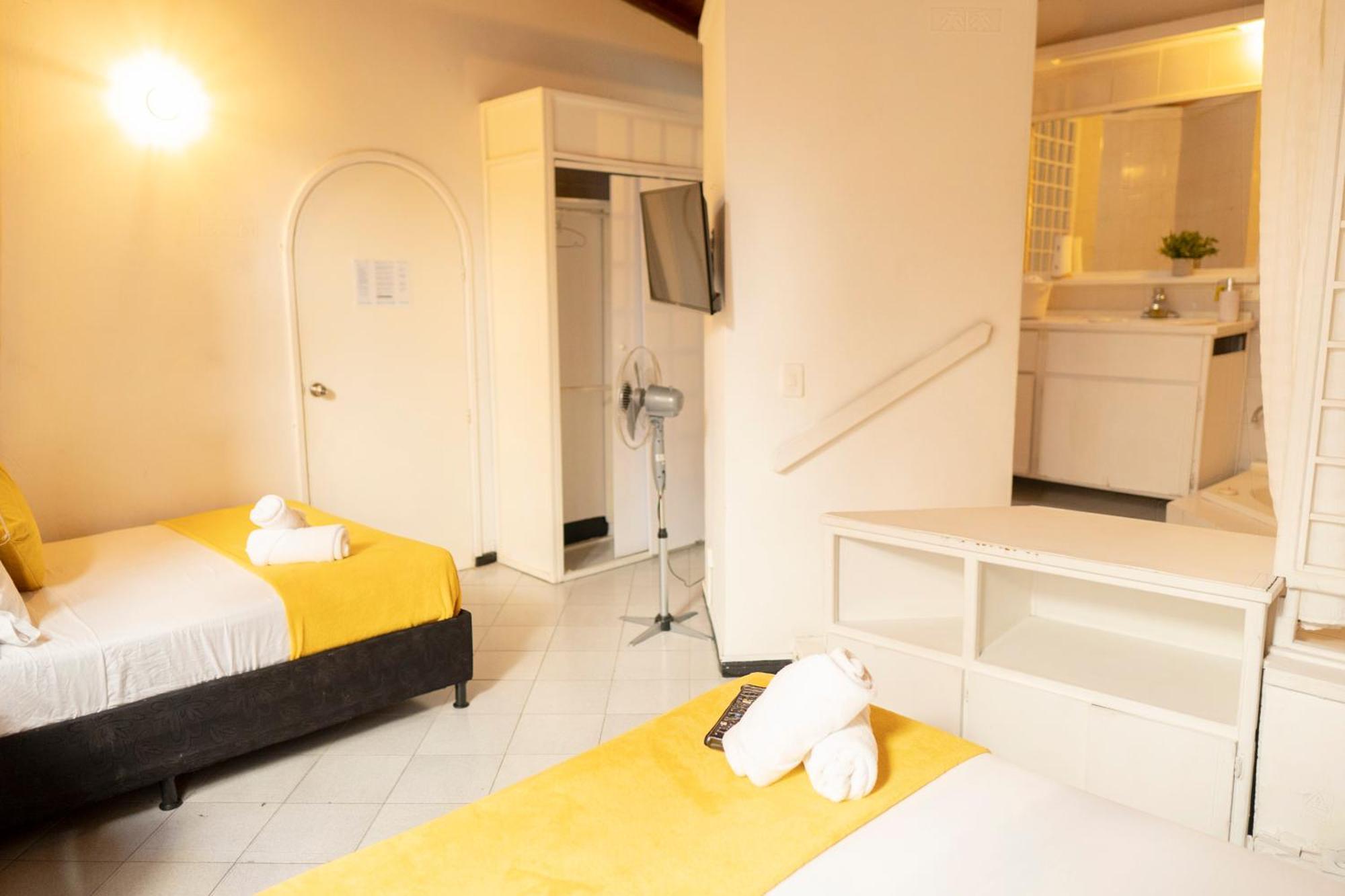 Africa House-Casa Hotel Laureles-La70 Медельин Экстерьер фото