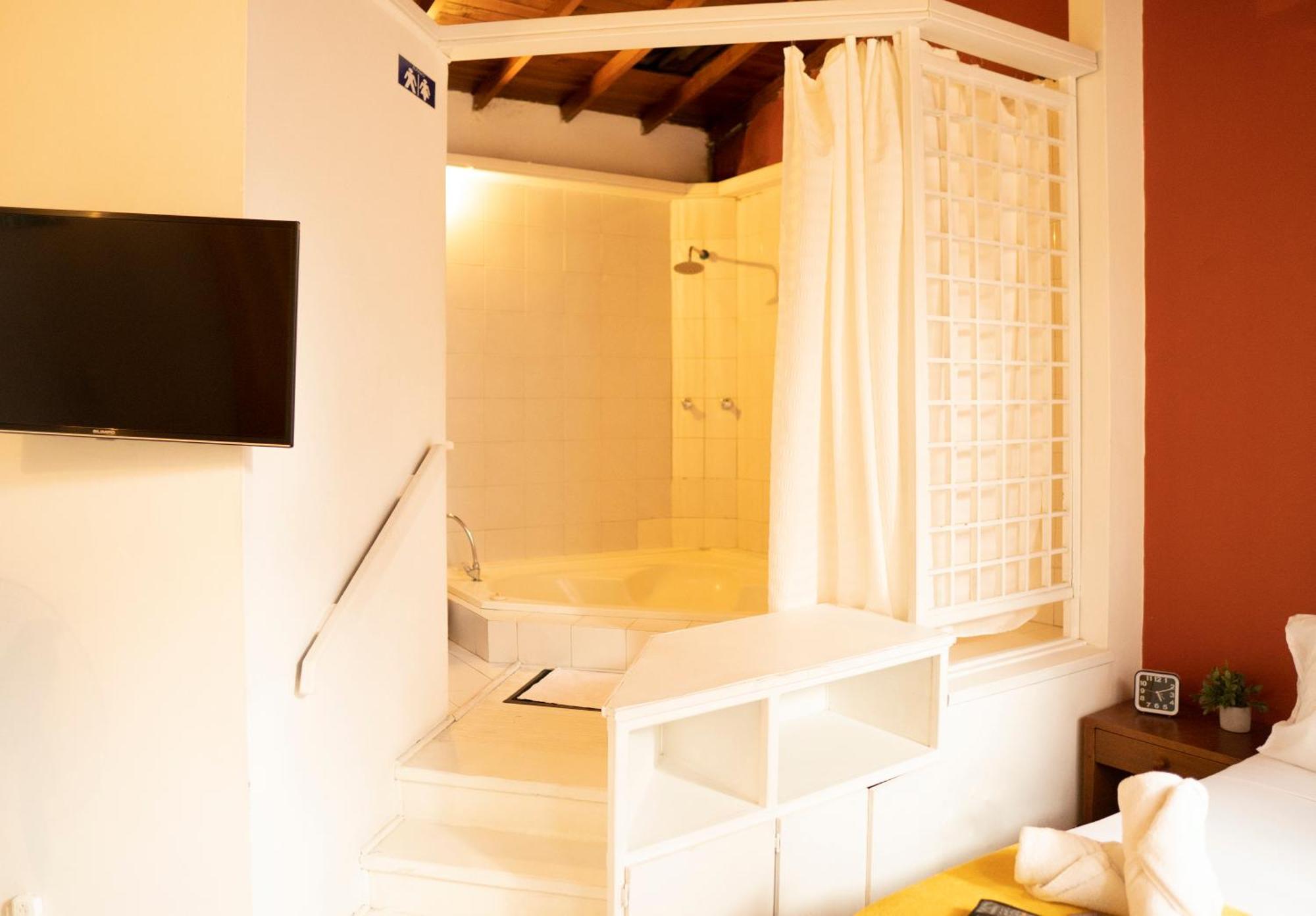 Africa House-Casa Hotel Laureles-La70 Медельин Экстерьер фото