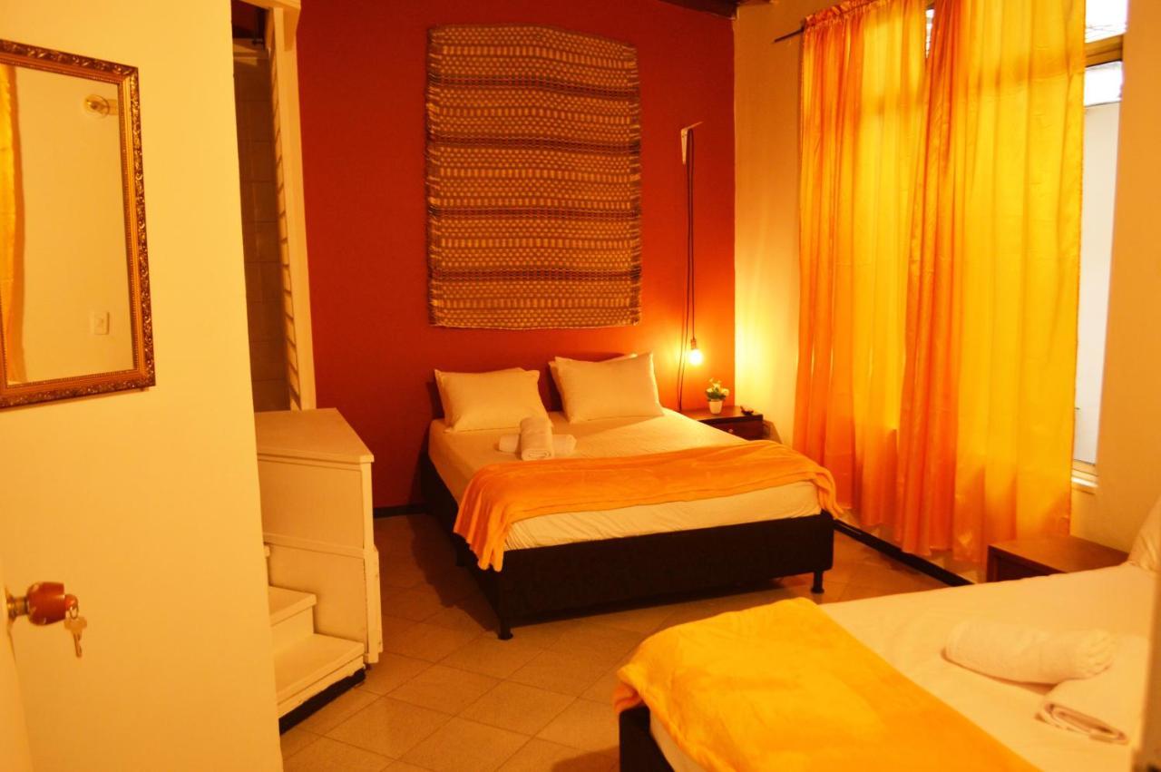 Africa House-Casa Hotel Laureles-La70 Медельин Экстерьер фото